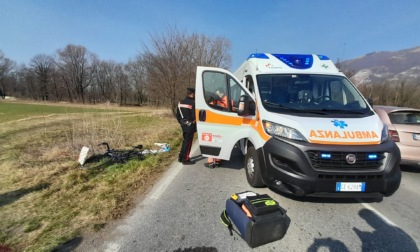 Ciclista si schianta contro un’auto: in ospedale in codice rosso