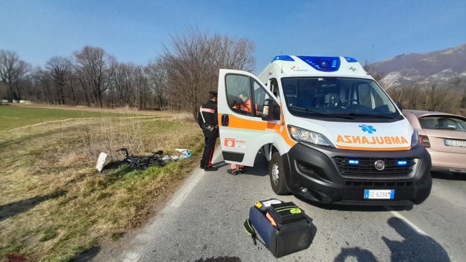 Ciclista si schianta contro un’auto: in ospedale in codice rosso