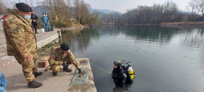 Disinnescata la granata nell’Adda TUTTE LE FOTO