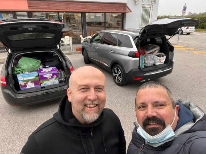 Porta in salvo nonna e nipotine guidando fino al confine ucraino