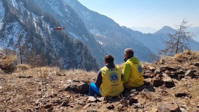 Monte Legnone: i rottami dell’aereo precipitato immortalati dal drone