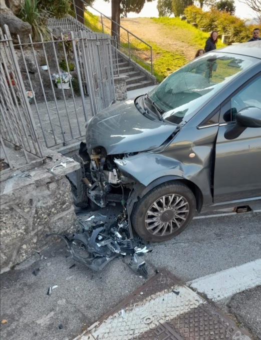 Esce di strada e si schianta contro la grotta della Madonnina