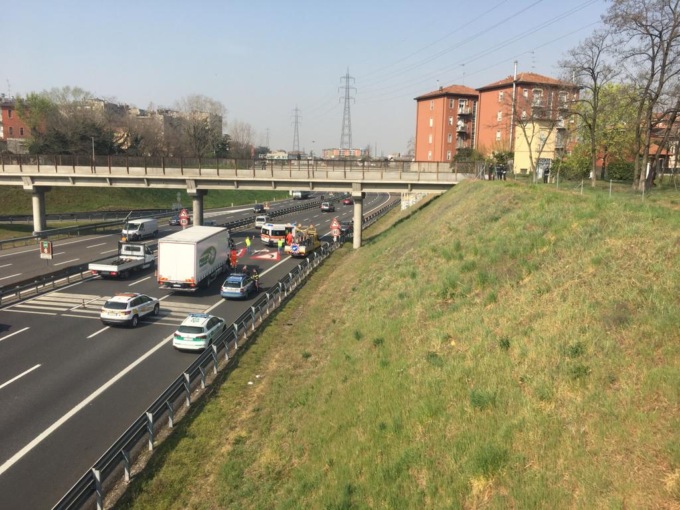Traffico in tilt in Tangenziale Est: 23enne precipita dal ponte pedonale