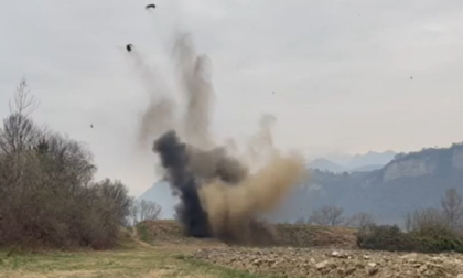 Fatta brillare la bomba da mortaio trovata nell’Adda: il video dell’esplosione