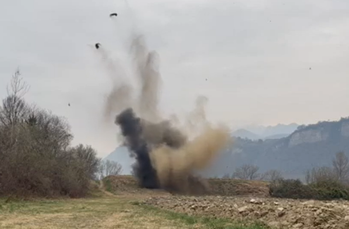 Fatta brillare la bomba da mortaio trovata nell’Adda: il video dell’esplosione