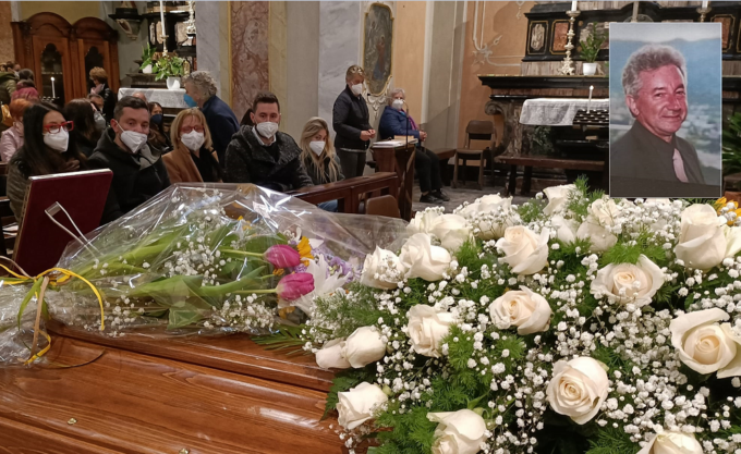 Una folla commossa ha detto addio a Carluccio