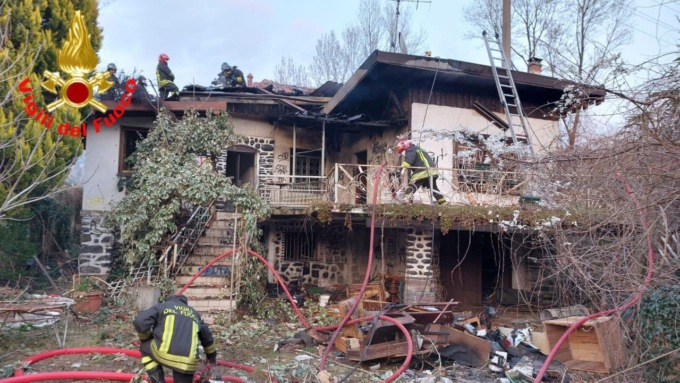 Prende fuoco un vecchio casale, intervengono i Vigili del fuoco