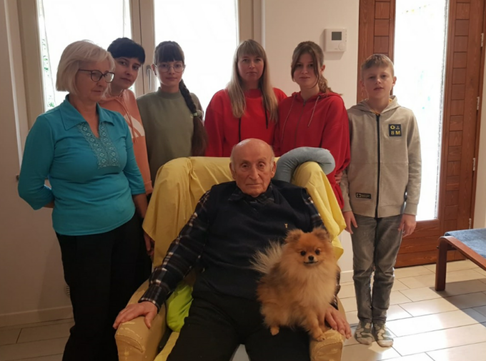 A 90 anni ospita in casa la famiglia della badante