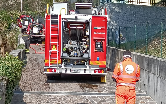Incendio bosco vicino alla scuola: sanitari e Vigili del fuoco in campo per assistere i bambini