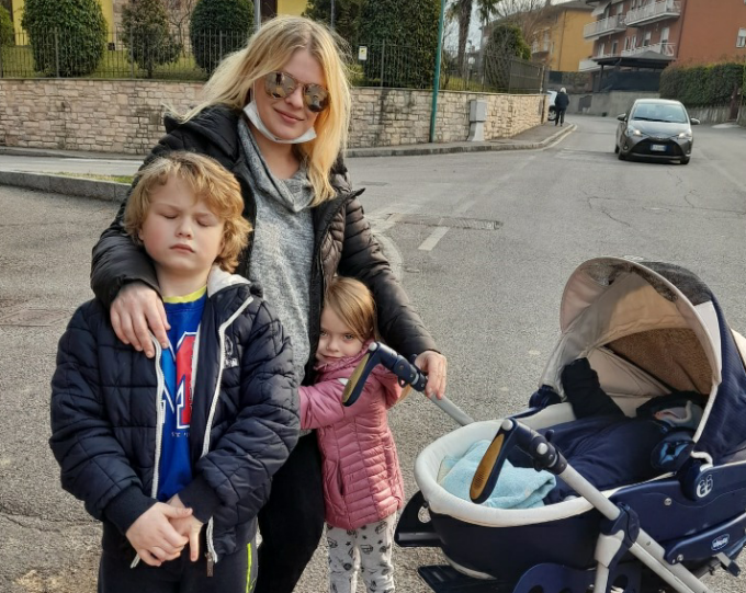 Raccoglie un appello su Facebook e ospita mamma e figli in fuga dall’Ucraina