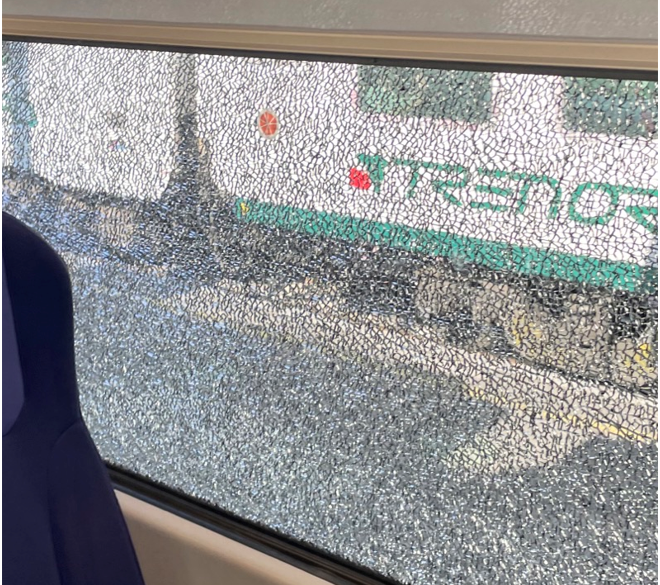 Vandali scatenati lanciano sassi contro i treni in transito