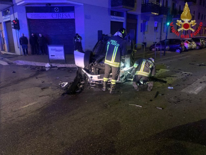 Schianto nella notte, auto si ribalta, coinvolto anche un bimbo di 8 anni