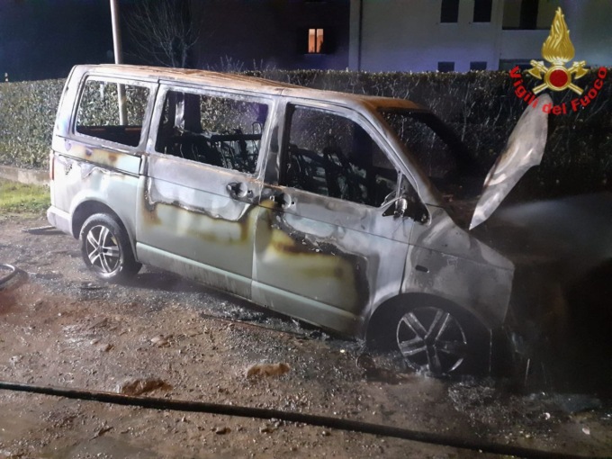 Paura per due auto auto divorate dalle fiamme