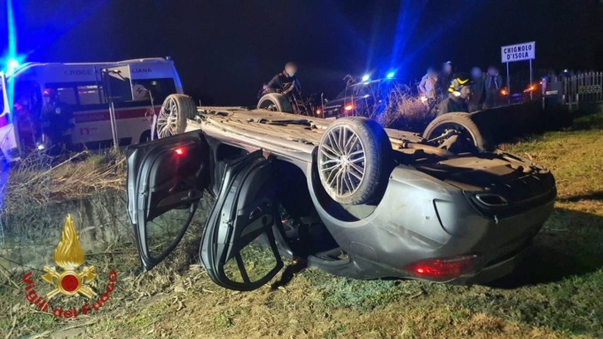 Esce di strada e si ribalta: 19enne in ospedale