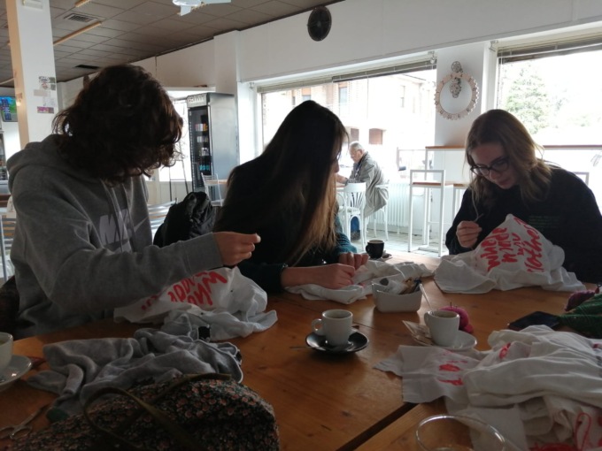 Le volontarie di Mani Tese ridanno vita ad abiti usati