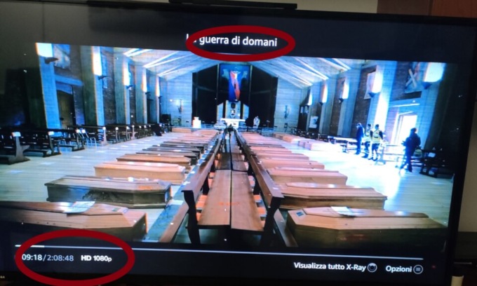 La foto delle bare delle vittime Covid usata in un film sugli alieni di Amazon Prime Video