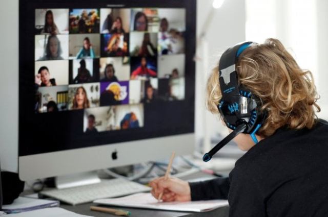 Insegnante fugge dalla guerra in Ucraina  ma da Lecco continua a tenere lezioni di inglese ai suoi studenti