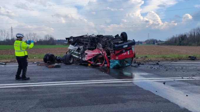 Terribile scontro tra camion e auto