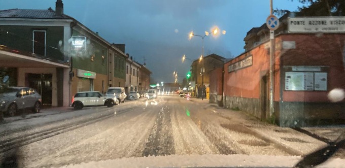 Maxi grandinata a Lecco: strade imbiancate, Natale o primo aprile? FOTO E VIDEO