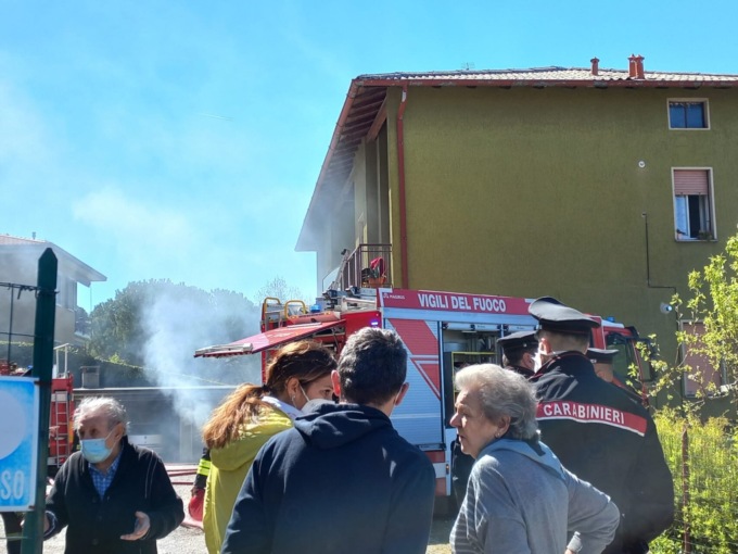 L'intervento dei Vigili del fuoco in via provinciale