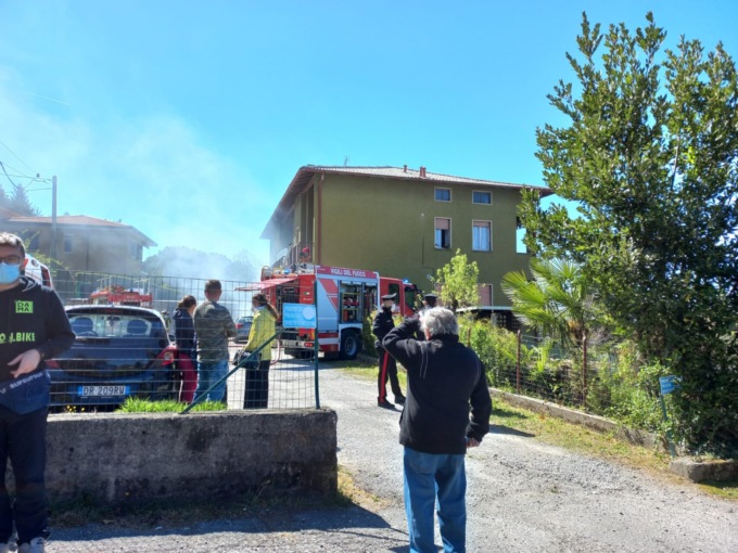 L'intervento dei Vigili del fuoco in via provinciale