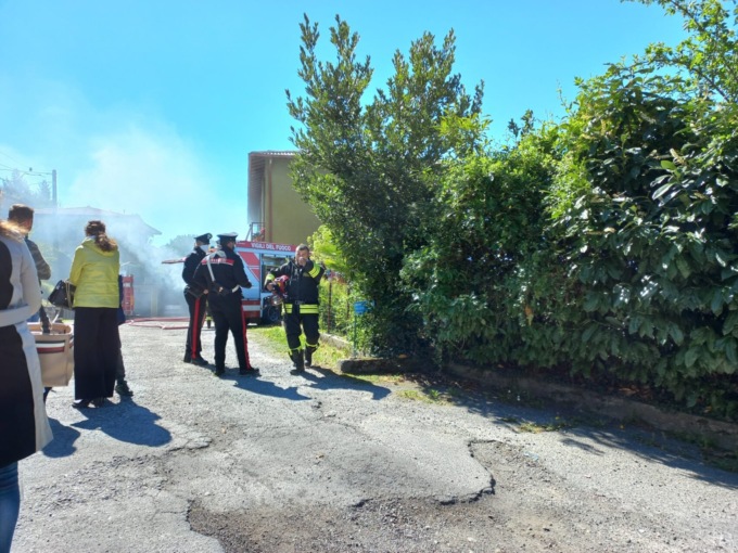 L'intervento dei Vigili del fuoco in via provinciale