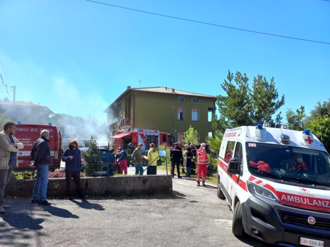 L'intervento dei Vigili del fuoco in via provinciale