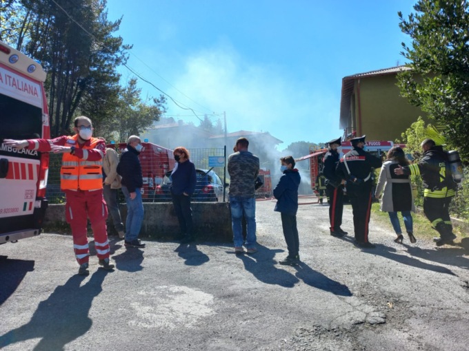 L'intervento dei Vigili del fuoco in via provinciale