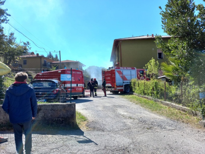 L'intervento dei Vigili del fuoco in via provinciale