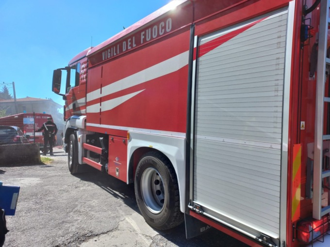 L'intervento dei Vigili del fuoco in via provinciale