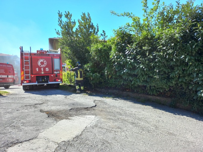 L'intervento dei Vigili del fuoco in via provinciale