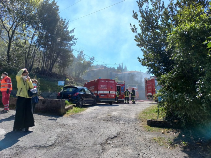 L'intervento dei Vigili del fuoco in via provinciale