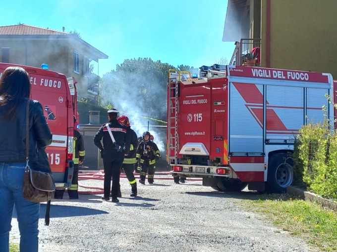 L'intervento dei Vigili del fuoco in via provinciale