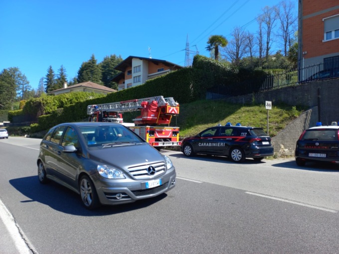 L'intervento dei Vigili del fuoco in via provinciale