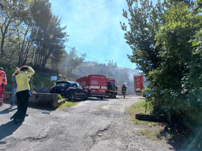 L'intervento dei Vigili del fuoco in via provinciale