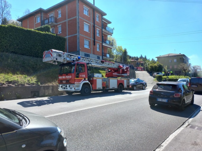 L'intervento dei Vigili del fuoco in via provinciale