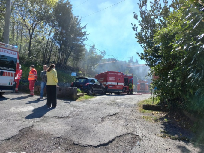 L'intervento dei Vigili del fuoco in via provinciale