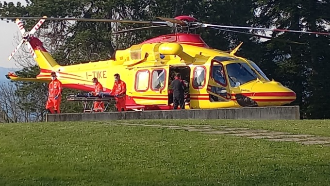 Investita dalla sua stessa auto e schiacciata contro il muro: 22enne soccorsa  in codice rosso