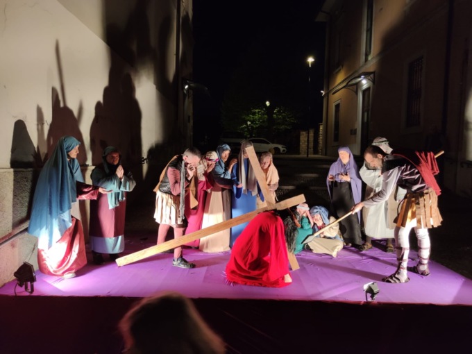 Torna la Via Crucis a Calusco: le contrade animano le stazioni