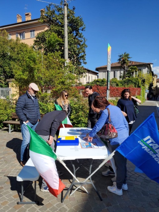 ItalExit, a Merate il gazebo per firmare la petizione “Giù le mani dai bambini”