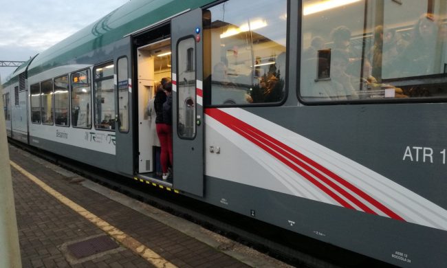 Guasto al treno, passeggeri del Besanino “prigionieri” per ore