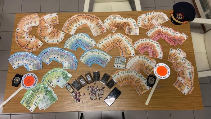 Droga, armi e migliaia di euro: arrestato uno spacciatore, denunciata la moglie