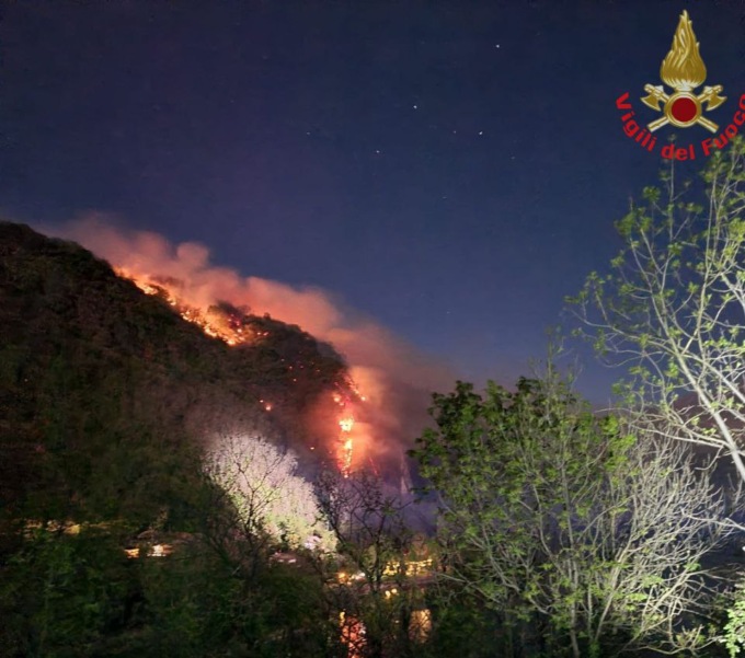 Incendio boschivo nel Lecchese: Vigili del fuoco a lavoro fino a notte