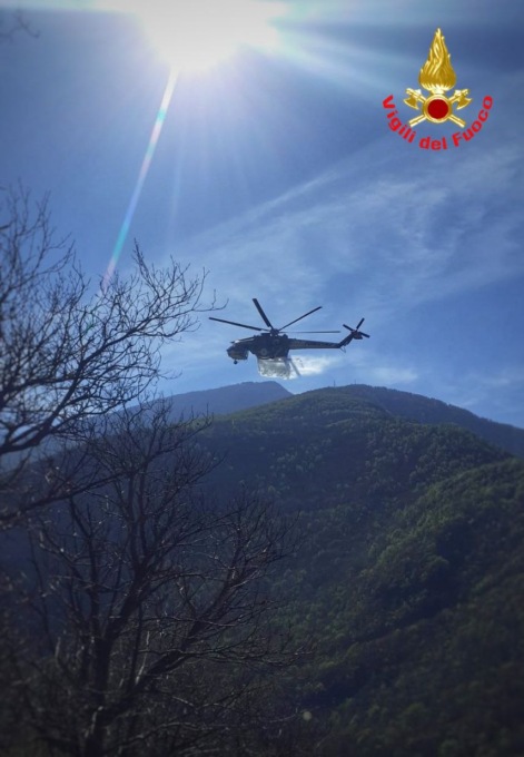 Incendio a Olgiasca, continuano le operazioni di spegnimento | VIDEO