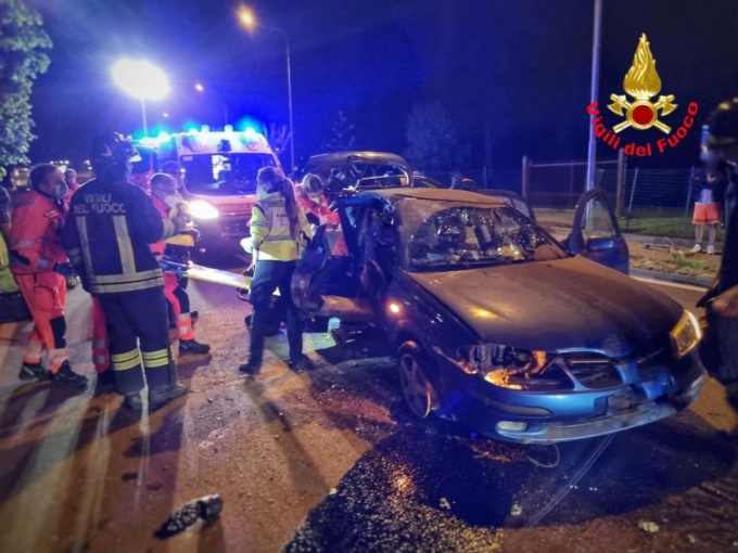Incidente tra due auto: feriti cinque ragazzi