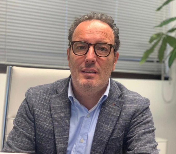 Dona 200 euro in buoni benzina a ciascun dipendente come regalo di Pasqua