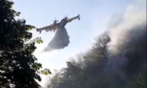 Incendio di Olgiasca: le impressionanti immagini del fuoco. Canadair in azione