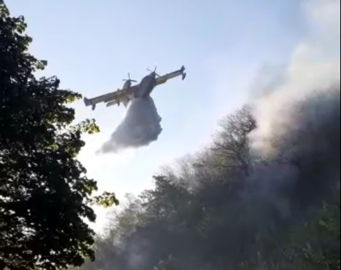 Incendio di Olgiasca: le impressionanti immagini del fuoco. Canadair in azione
