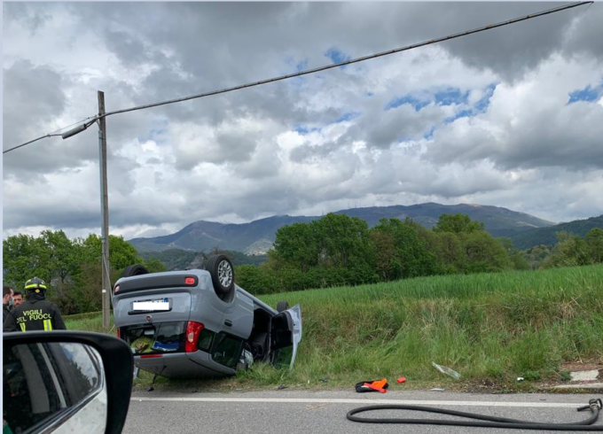 Terribile scontro auto moto: la macchina si ribalta