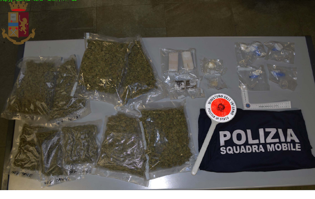Oltre due chili di droga nel garage: in manette